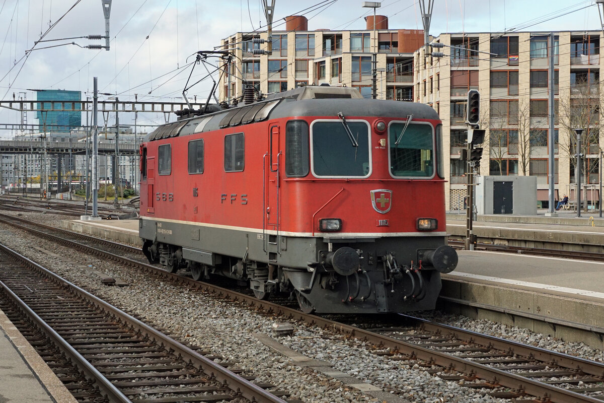 Re 420 115-8 (Re 11115) als Single auf Rangierfahrt in Zürich-HB am 5. Dezember 2021.
Foto: Walter Ruetsch