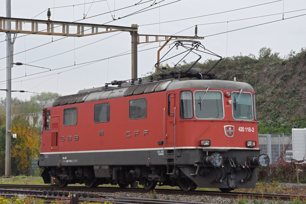 Re 420 118-2 durchfährt am 13.10.2022 den Bahnhof Pratteln.