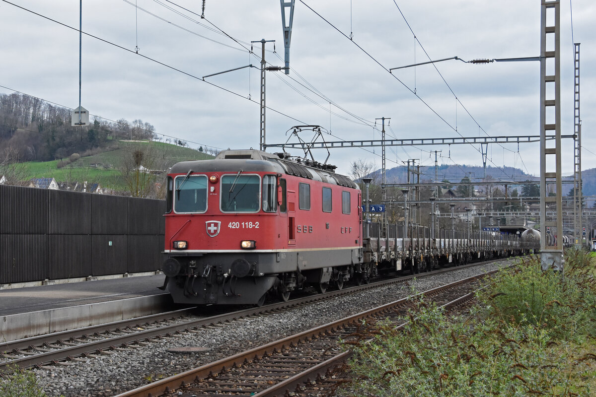 Re 420 118-2 durchfährt am 11.03.2024 den Bahnhof Gelterkinden.