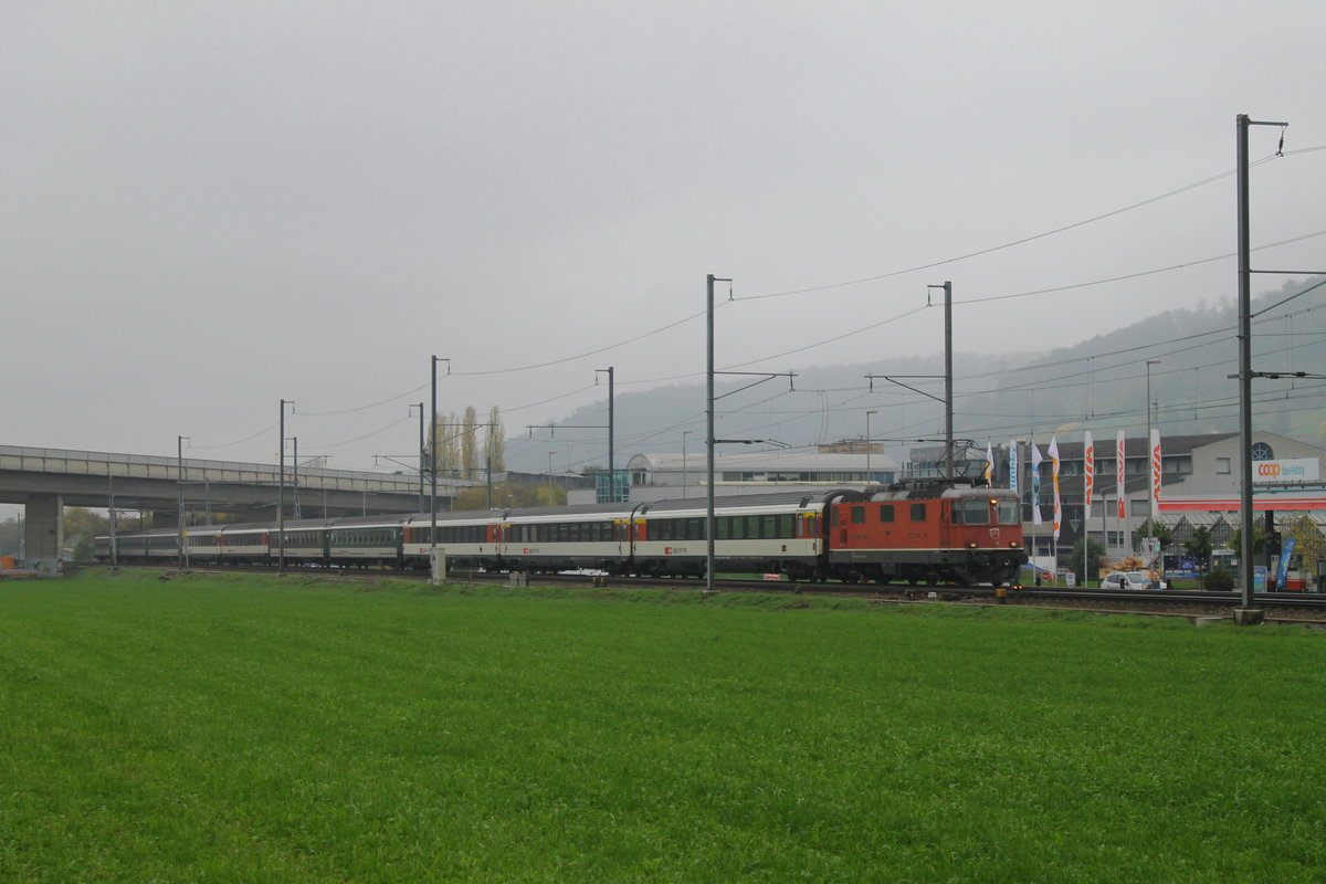 Re 420 128-1 (ex. 11128) am 22.10.2019 zwischen Itingen und Sissach als IR 2277 nach St.Gallen