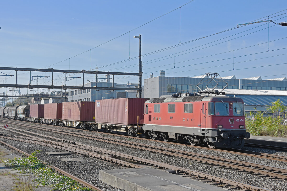 Re 420 147-1 durchfährt am 27.10.2022 den Bahnhof Rupperswil.