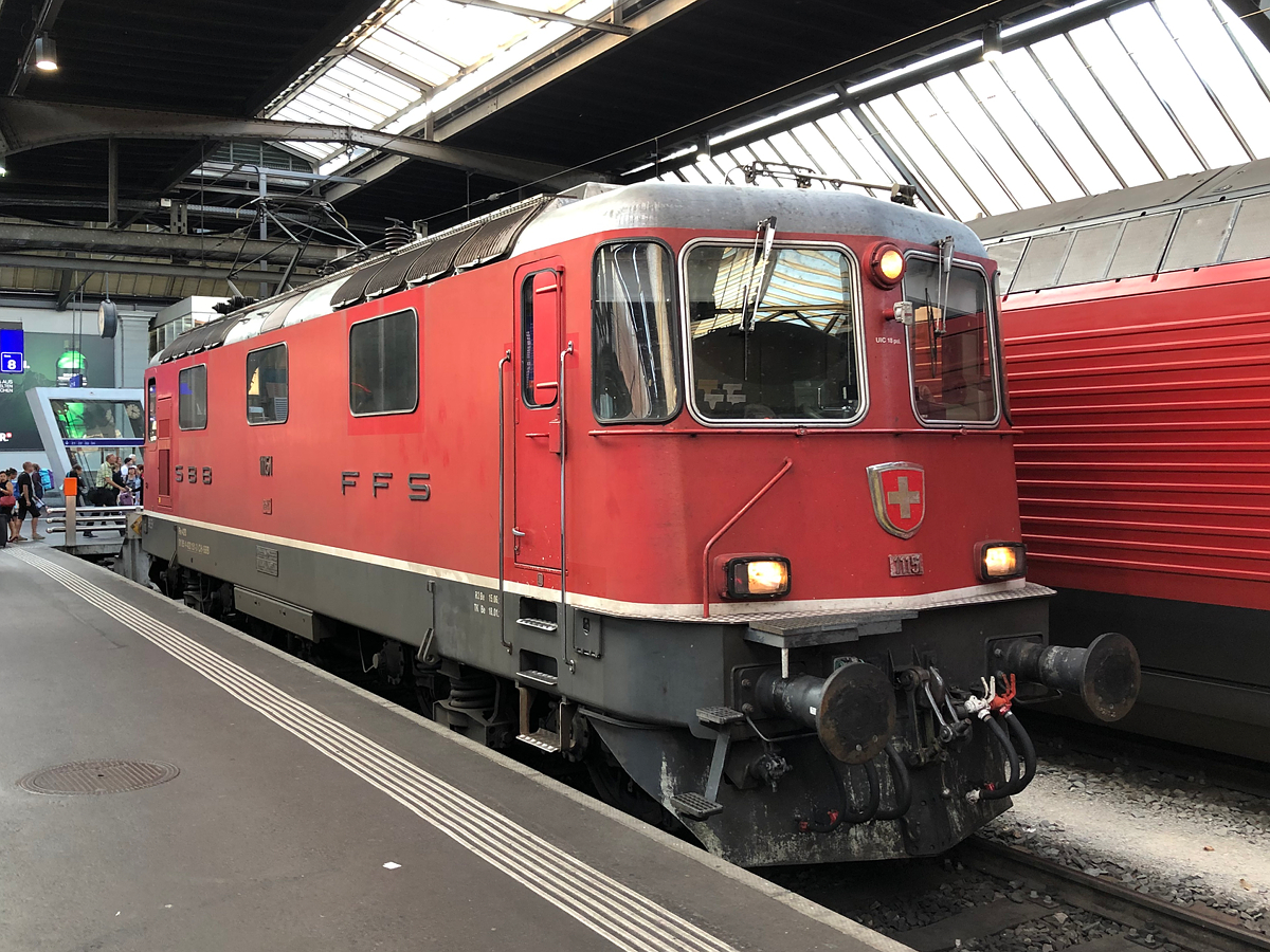 Re 420 151-3 (11151) zog den NightJet 466 (aus Budapest/Wien) und EuroNight 40462 (aus Kurswagen aus Prag) von Buchs SG bis zum Zugendbahnhof Zürich HB. Aufgenommen am 27.08.2019
