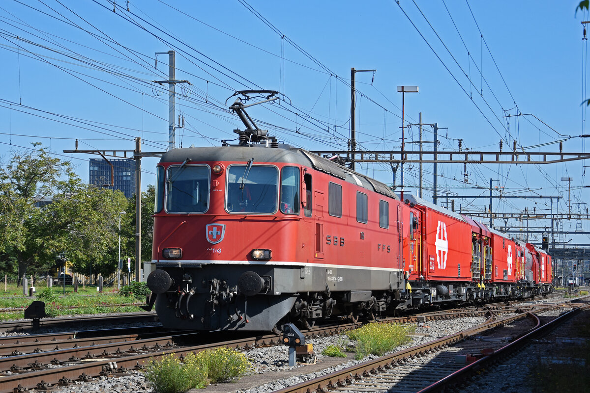 Re 420 158-8 durchfährt am 20.09.2024 mit dem Löschzug  Melide  den Bahnhof Pratteln.