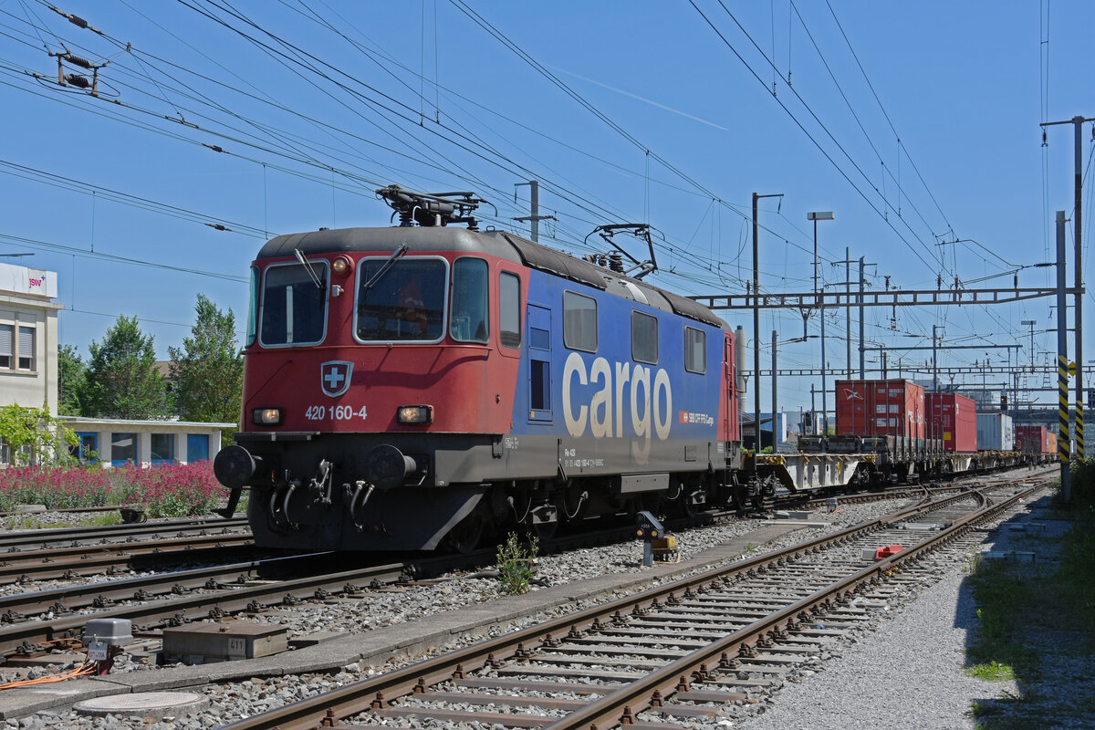 Re 420 160-4 durchfährt den Bahnhof Pratteln. Die Aufnahme stammt vom 18.05.2022.