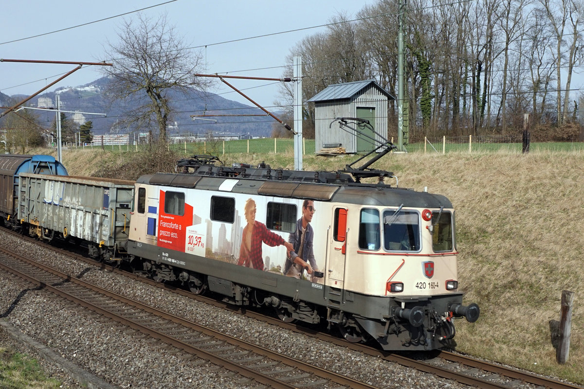 Re 420 160-4 mit Werbeanstrich bei Niederbipp am 23. März 2021.
Foto: Walter Ruetsch