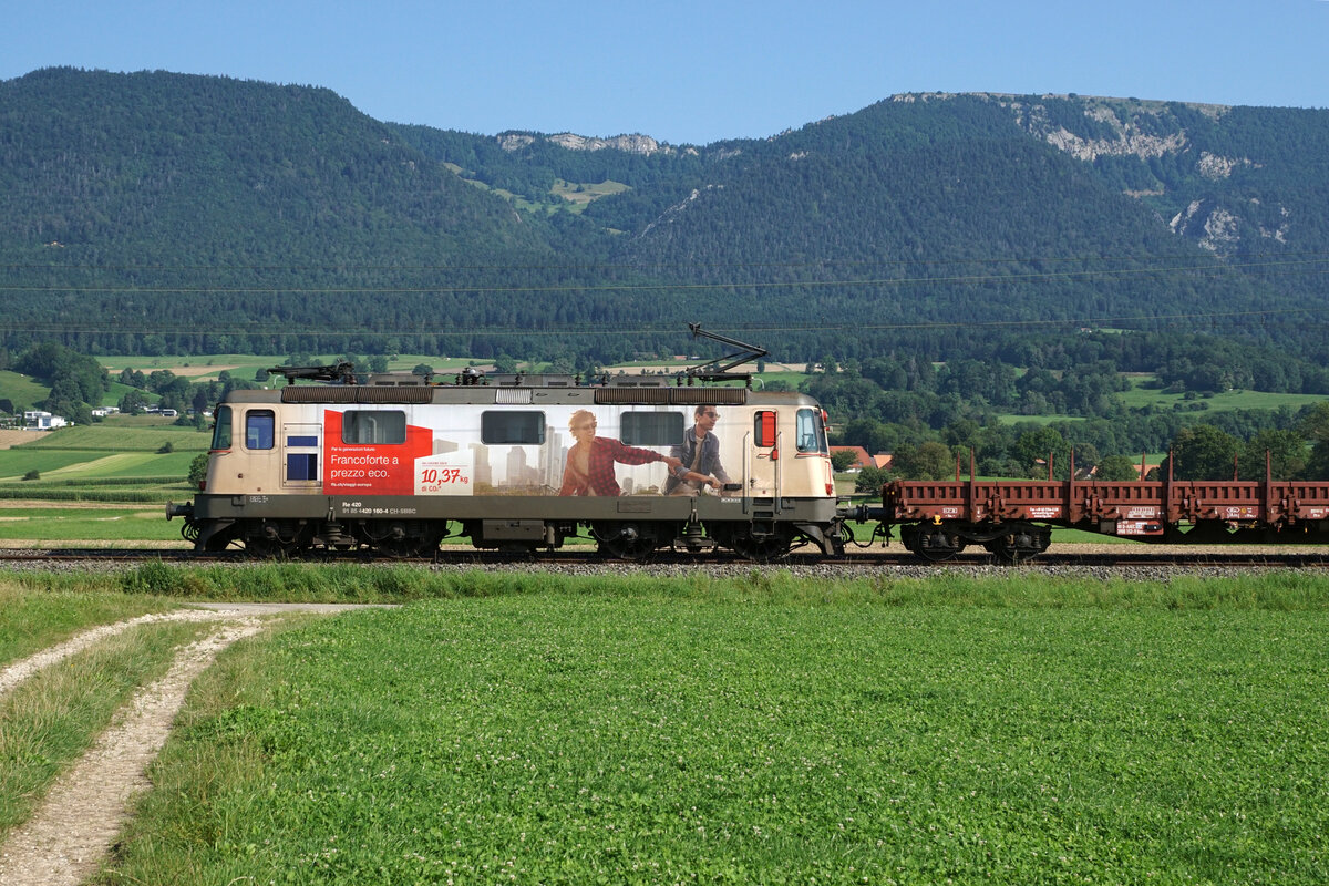 Re 420 160-4 zwischen Selzach und Bettlach in Richtung Biel unterwegs am 11. August 2021.
Foto: Walter Ruetsch