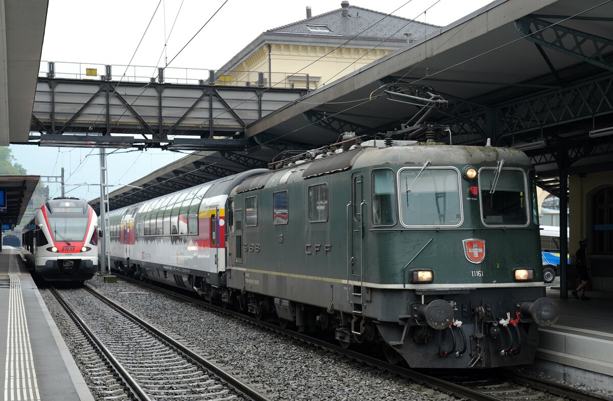 Re 420 161-2 mit dem Gotthard Panorama Express in Bellinzona am 30. April 2022.
Bei der Re 4/4 ll 11161 handelt es sich um die letzte Grüne von SBB Personenverkehr.
Mit eher  unüblichen Tönen  hat sie die Fahrt nach Arth-Goldau in Angriff genommen. Leider brachte sie den Gotthard Panorama Express mit ihren letzten Kräften nur noch bis Göschenen, dann war SCHLUSS !
Handelte es sich um ihre letzte Fahrt vor der Verschrottung ??
Hoffen wir es nicht !!
Foto: Walter Ruetsch
