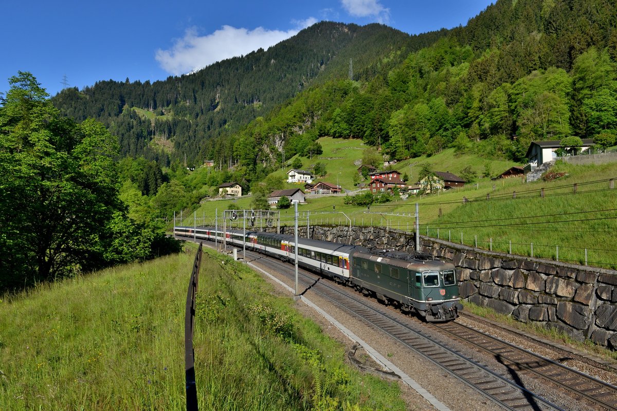 Re 420 161 mit einem IR am 20.05.2016 bei Intschi.