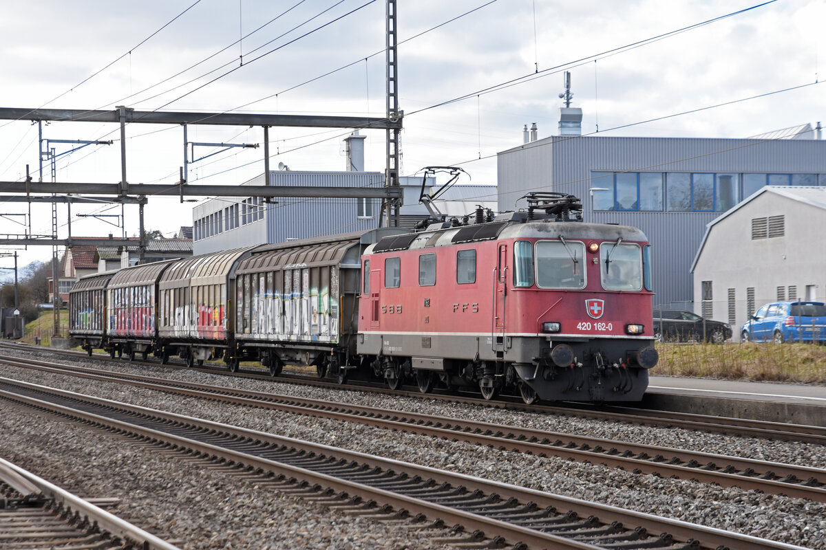 Re 420 162-0 durchfährt den Bahnhof Rupperswil. Die Aufnahme stammt vom 07.02.2022.