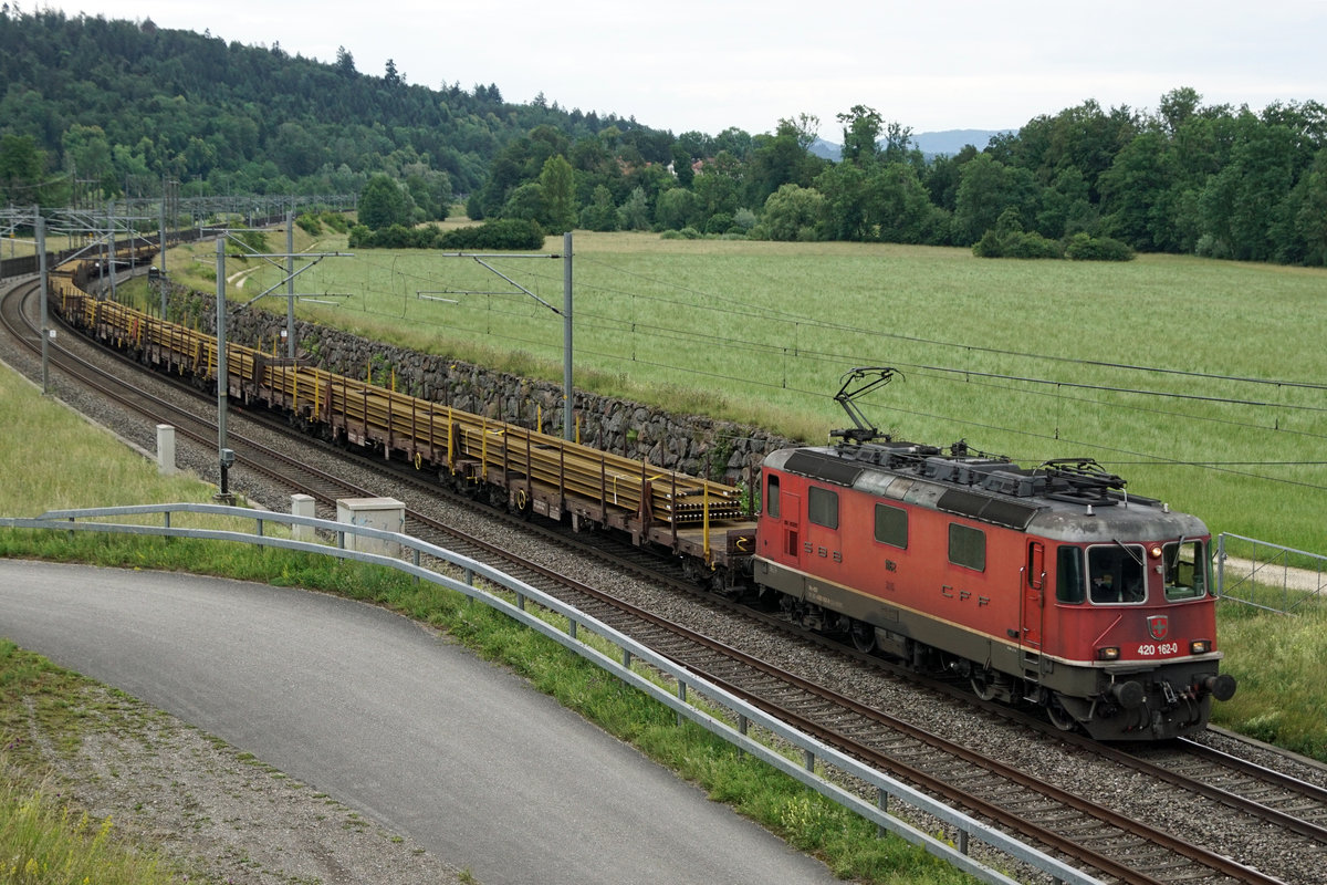 Re 420 162-0 mit einem eher seltenen Langschienenzug bei Roggwil am 15. Juni 2020.
Foto: Walter Ruetsch