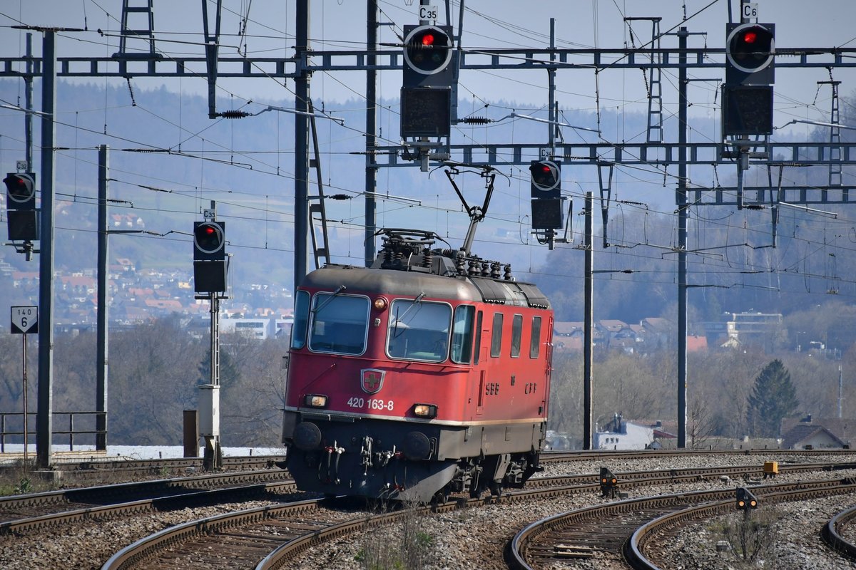Re 420 163-8 bei der Durchfahrt in Brugg AG als Lokzug am 18.03.2020.