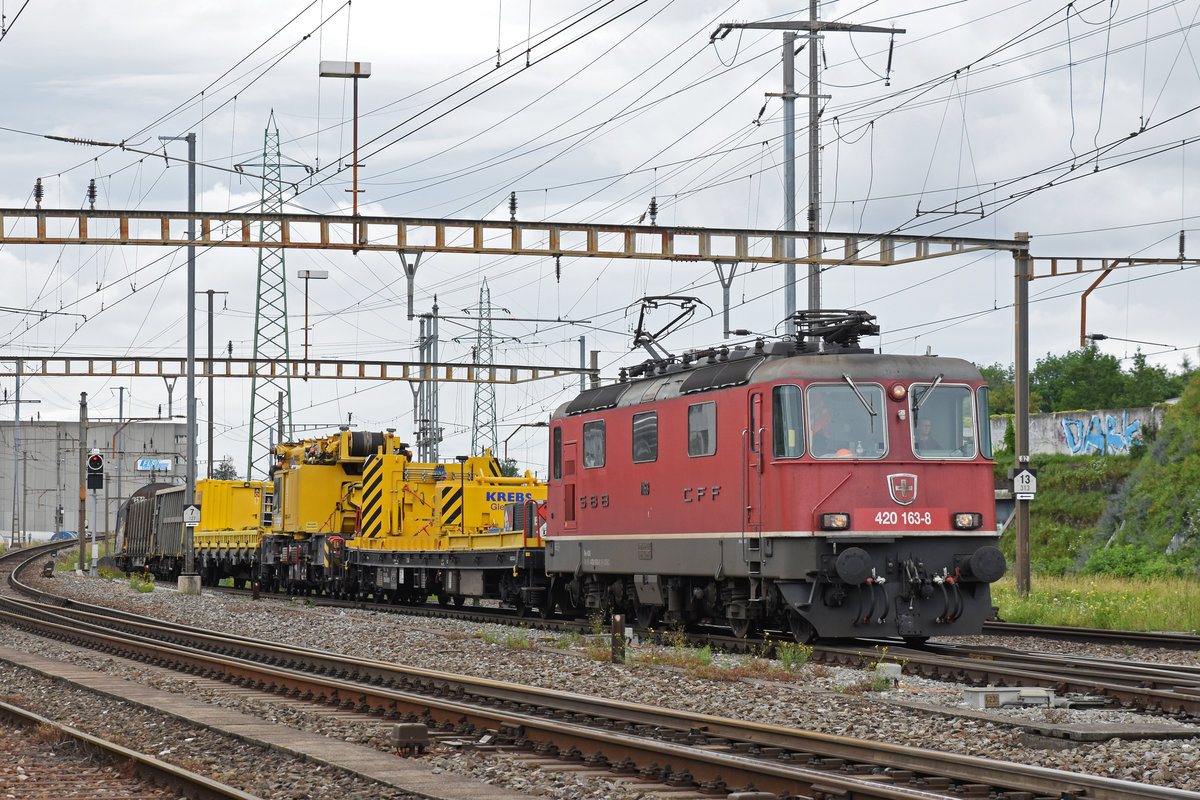 Re 420 163-8 durchfährt den Bahnhof Pratteln. Die Aufnahme stammt vom 12.06.2018.