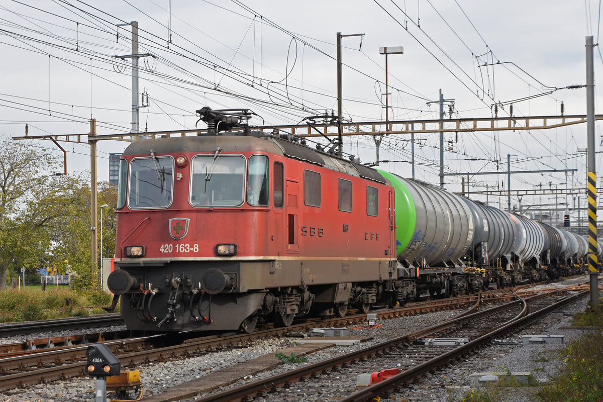 Re 420 163-8 durchfährt den Bahnhof Pratteln. Die Aufnahme stammt vom 20.10.2020.