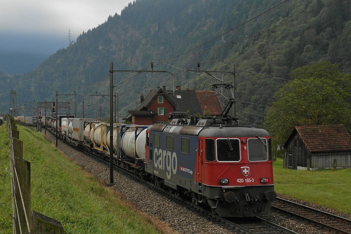 Re 420 165-3 als Schublok eines KV-Zuges am 29.09.2015 bei Silenen.