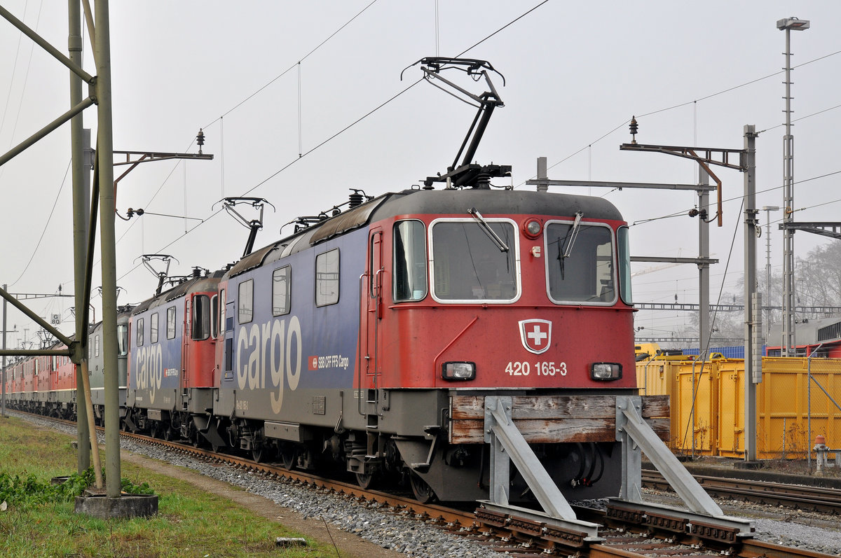 Re 420 165-3 ist beim Güterbahnhof Muttenz abgestellt. Die Aufnahme stammt vom 12.12.2016.