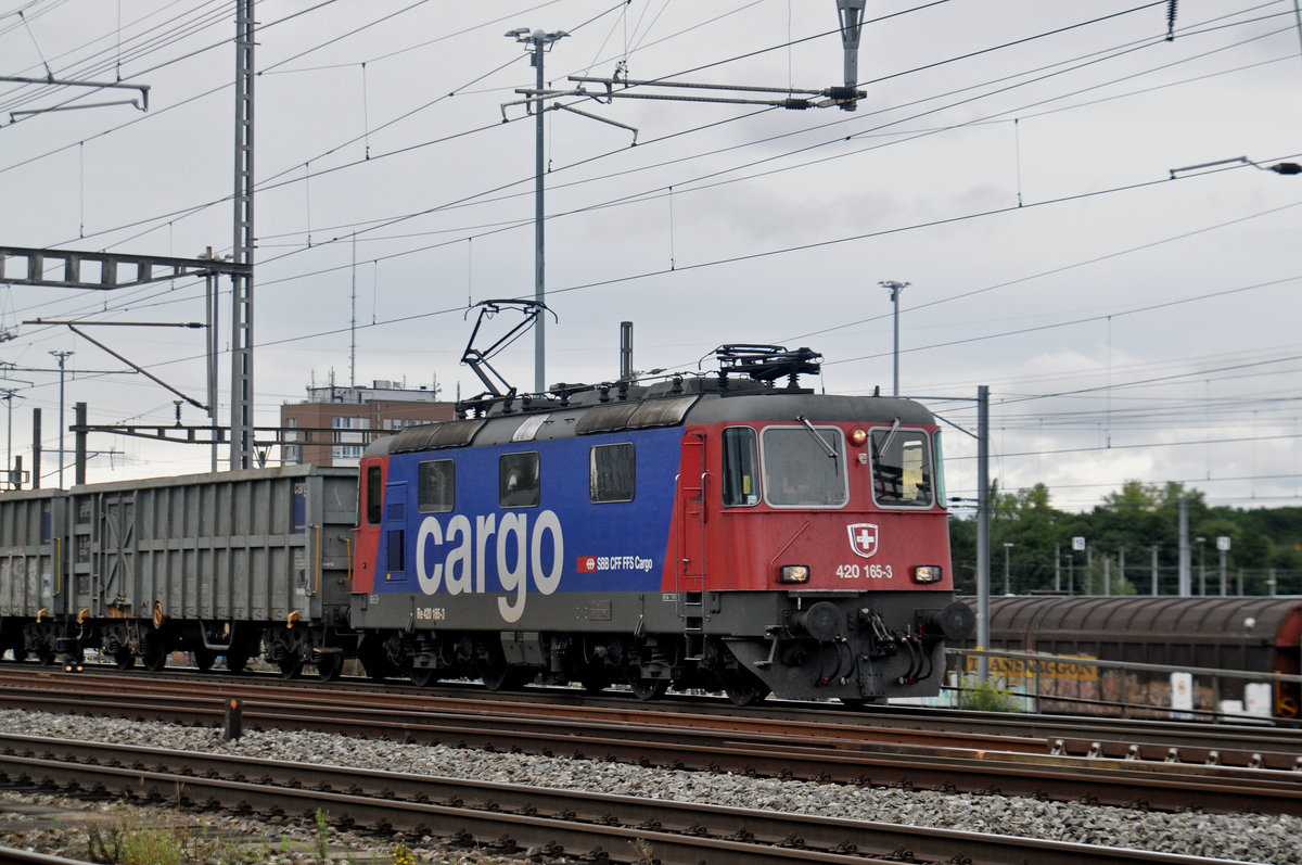Re 420 165-3 durchfährt den Bahnhof Muttenz. Die Aufnahme stammt vom 31.08.2017.