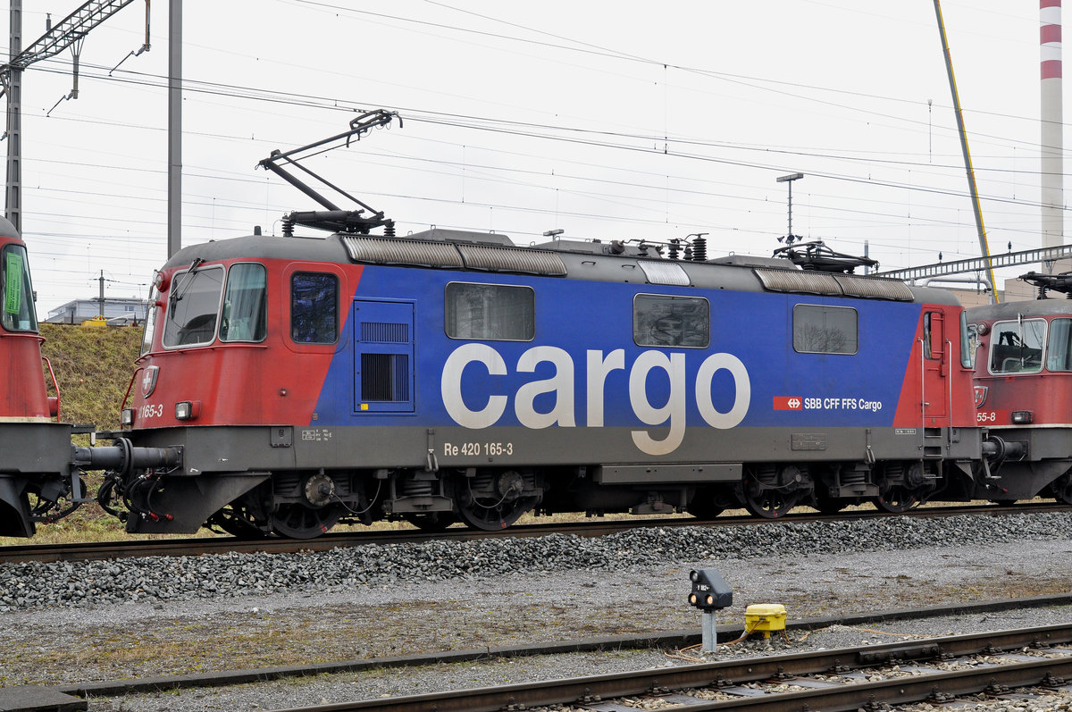 Re 420 165-3 wartet beim Güterbahnhof Muttenz auf den nächsten Einsatz. Die Aufnahme stammt vom 06.02.2017.
