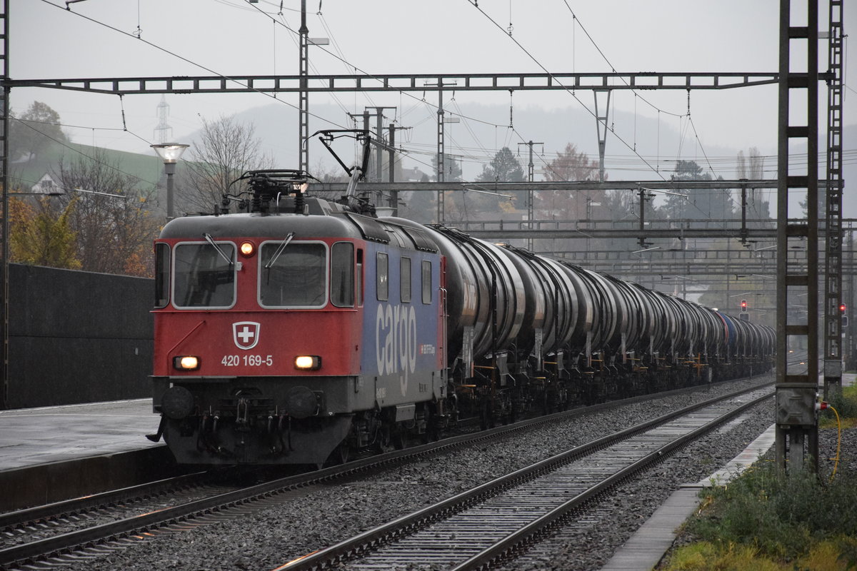 Re 420 169-5 kämpft sich am Nachmittag des 10.11.2017 in Gelterkinden mit ihrem Kesselzug durch den starken Regen in Richtung Basel.... 