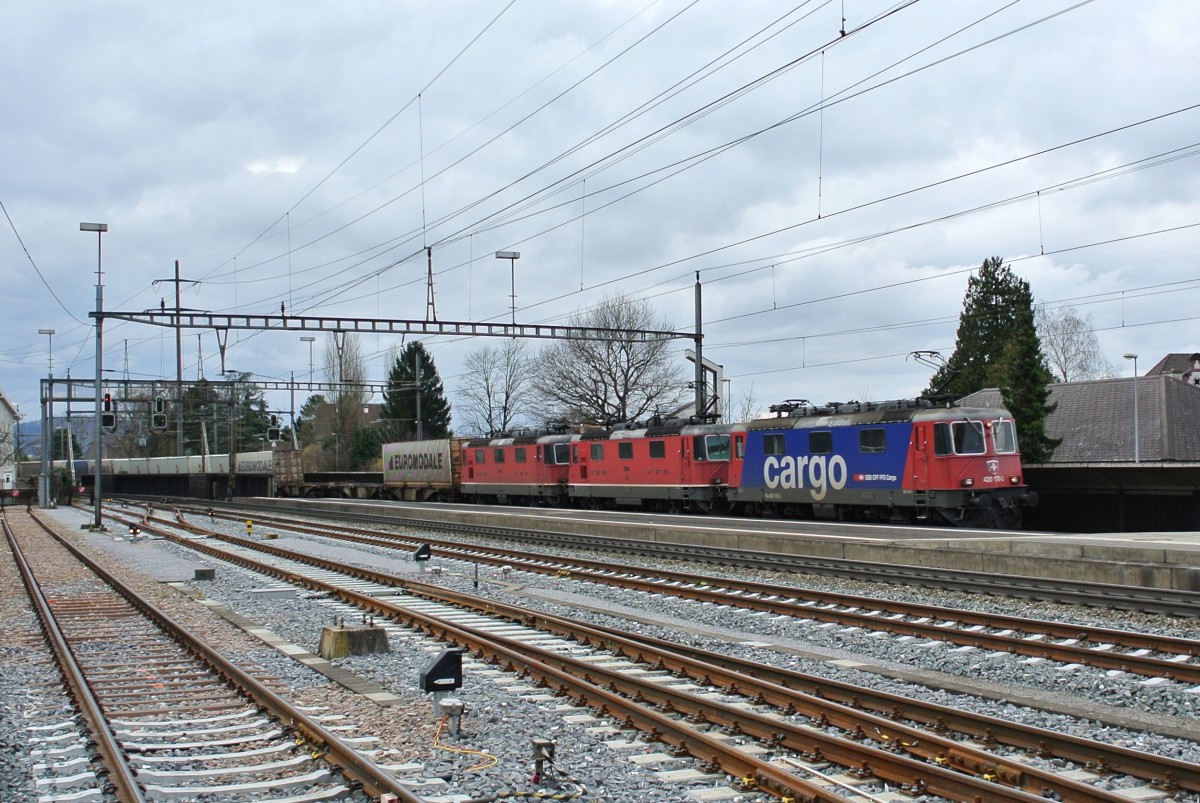 Re 420 170-3, Re 4/4 III 11370 und Re 4/4 II 11306 mit Gterzug Richtung Gotthard in Kaiseraugst, 01.03.2014.