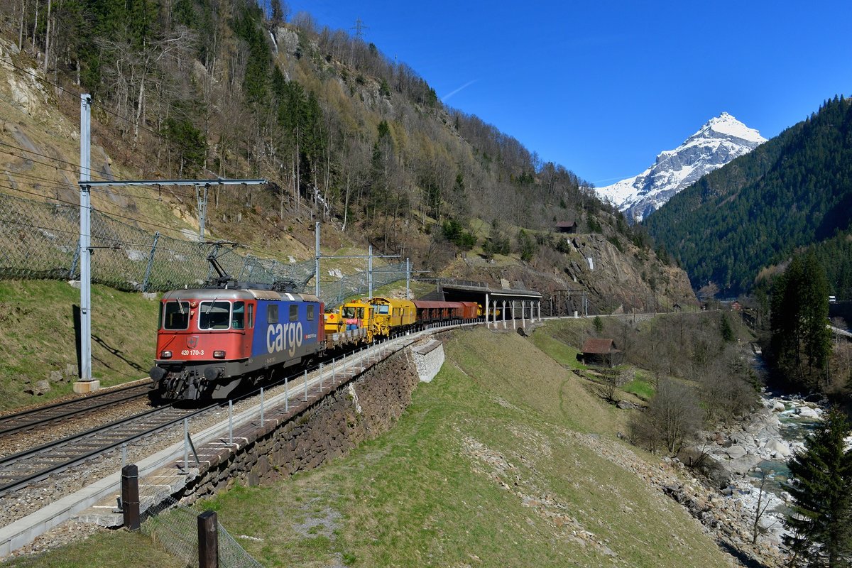 Re 420 170 mit einem Bauzug am 09.04.2015 bei Gurtnellen.