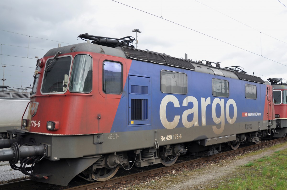 Re 420 178-6 beim Güterbahnhof in Muttenz. Die Aufnahme stammt vom 23.03.2014.