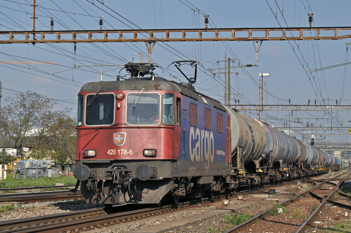 Re 420 178-6 durchfährt den Bahnhof Pratteln. Die Aufnahme stammt vom 11.04.2017.