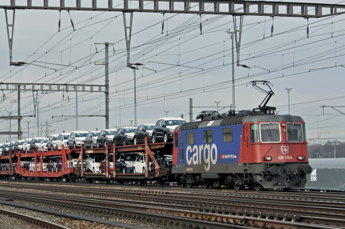 Re 420 178-6 durchfährt den Bahnhof Muttenz. Die Aufnahme stammt vom 28.01.2015.