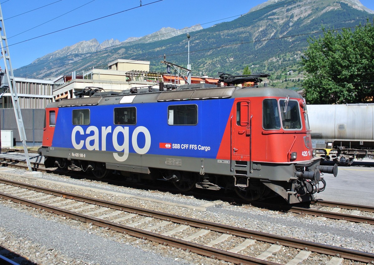 Re 420 186-9, bereits im Cargo Design, jedoch ohne Klimaanlage, abgestellt in Visp, 21.08.2013.
