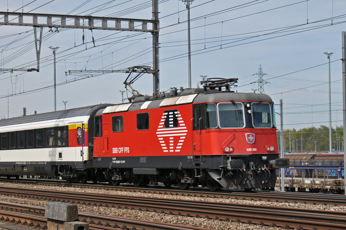 Re 420 202 durchfährt den Bahnhof Muttenz. Die Aufnahme stammt vom 21.04.2016.