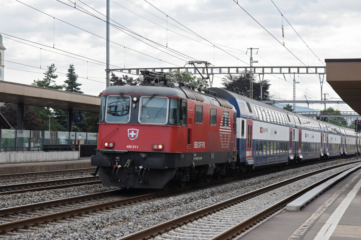 Re 420 211-5 durchfährt den Bahnhof Rupperswil. Die Aufnahme stammt vom 31.07.2019.