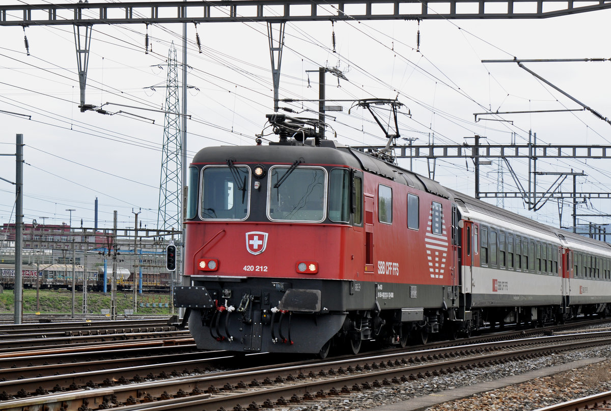 Re 420 212-3 durchfährt den Bahnhof Muttenz. Die Aufnahme stammt vom 14.04.2017.