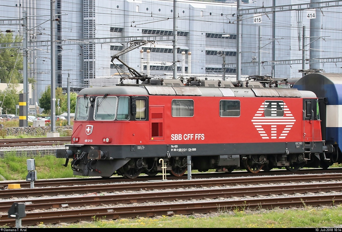 Re 420 213-1  Lion  der S-Bahn Zürich (SBB) ist im Gleisvorfeld von Zürich HB (CH) abgestellt.
Aufgenommen im IR 2262 (IR 37) von Zürich HB (CH) nach Basel SBB (CH).
[10.7.2018 | 10:14 Uhr]