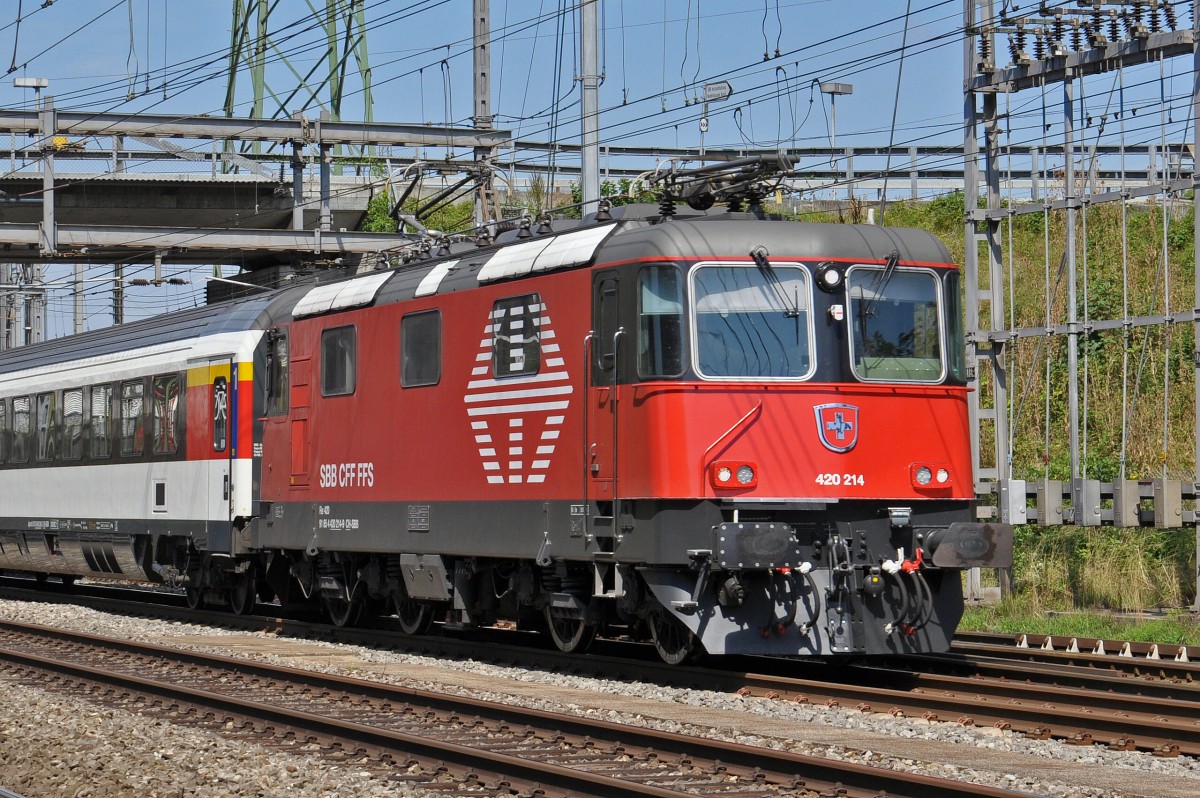 Re 420 214 durchfährt den Bahnhof Muttenz. Die Aufnahme stammt vom 230.08.2015.