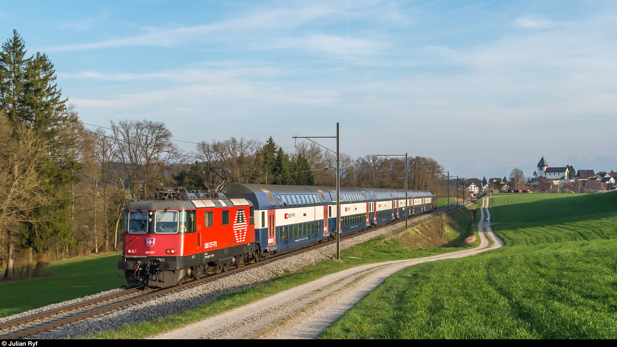 Re 420 217 LION führt am 30. März 2017 eine S19 von Pfäffikon ZH nach Dietikon. Aufgenommen bei Illnau.