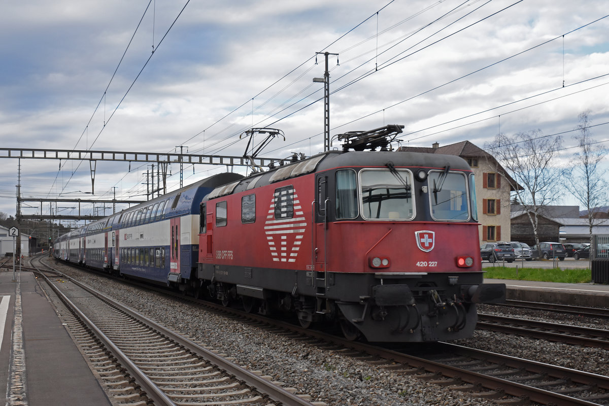 Re 420 227-1  LION  durchfährt den Bahnhof Rupperswil. Die Aufnahme stammt vom 13.03.2020.