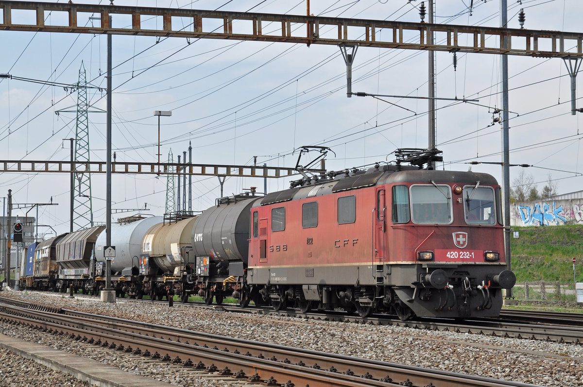 Re 420 232-1 durchfährt den Bahnhof Pratteln. Die Aufnahme stammt vom 09.04.2018.