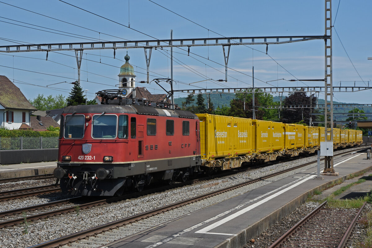Re 420 232-1 durchfährt den Bahnhof Rupperswil. Die Aufnahme stammt vom 12.05.2022.