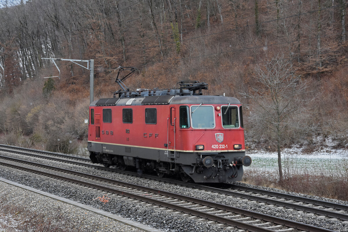 Re 420 232-1 fährt solo Richtung Bahnhof Tecknau. Die Aufnahme stammt vom 01.02.2022.