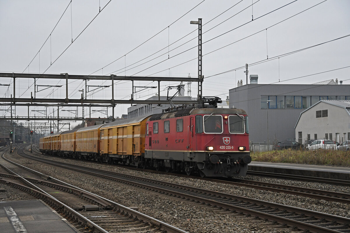 Re 420 233-9 durchfährt am 26.01.2023 den Bahnhof Rupperswil.