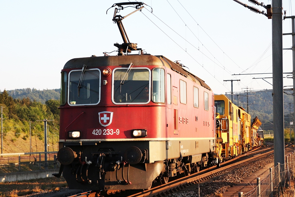RE 420 233-9 mit Gleisbau-Maschine bei Mattstetten BE
Foto-Datum: 21.07.2022