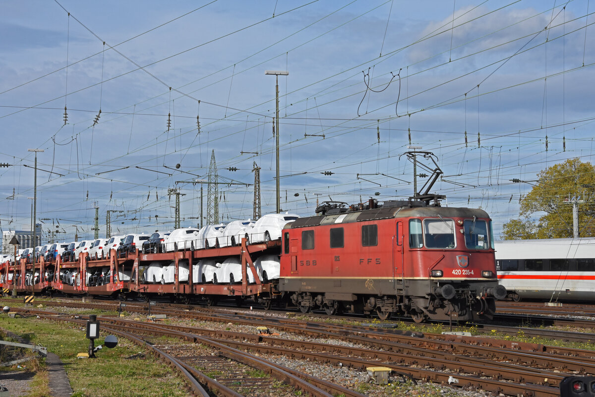 Re 420 235-4 durchfährt am 07.11.2022 den badischen Bahnhof.