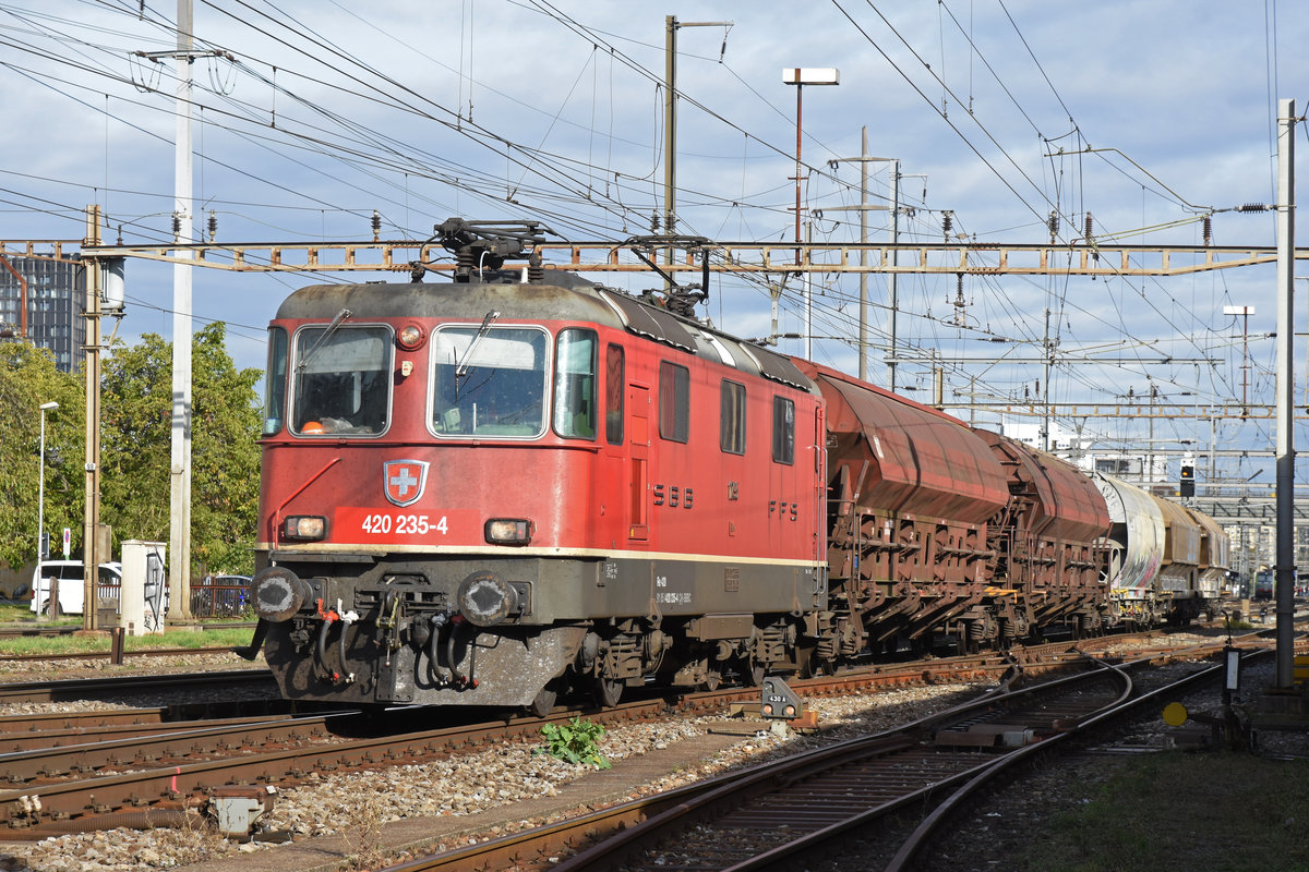 Re 420 235-4 durchfährt den Bahnhof Pratteln. Die Aufnahme stammt vom 03.10.2018.