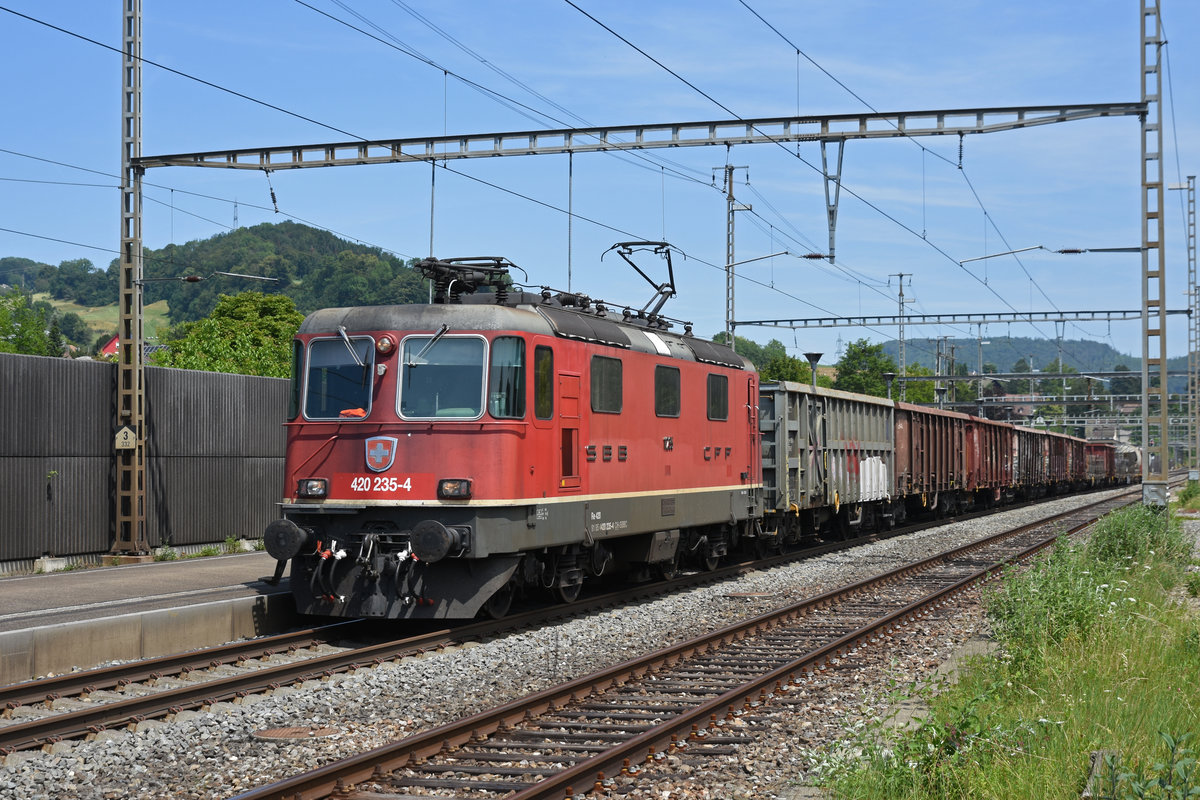 Re 420 235-4 durchfährt den Bahnhof Gelterkinden. Die Aufnahme stammt vom 17.07.2019.