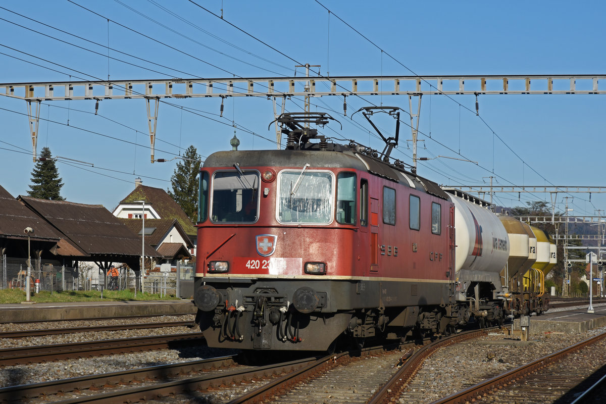 Re 420 235-4 durchfährt den Bahnhof Rupperswil. Die Aufnahme stammt vom 24.02.2020.