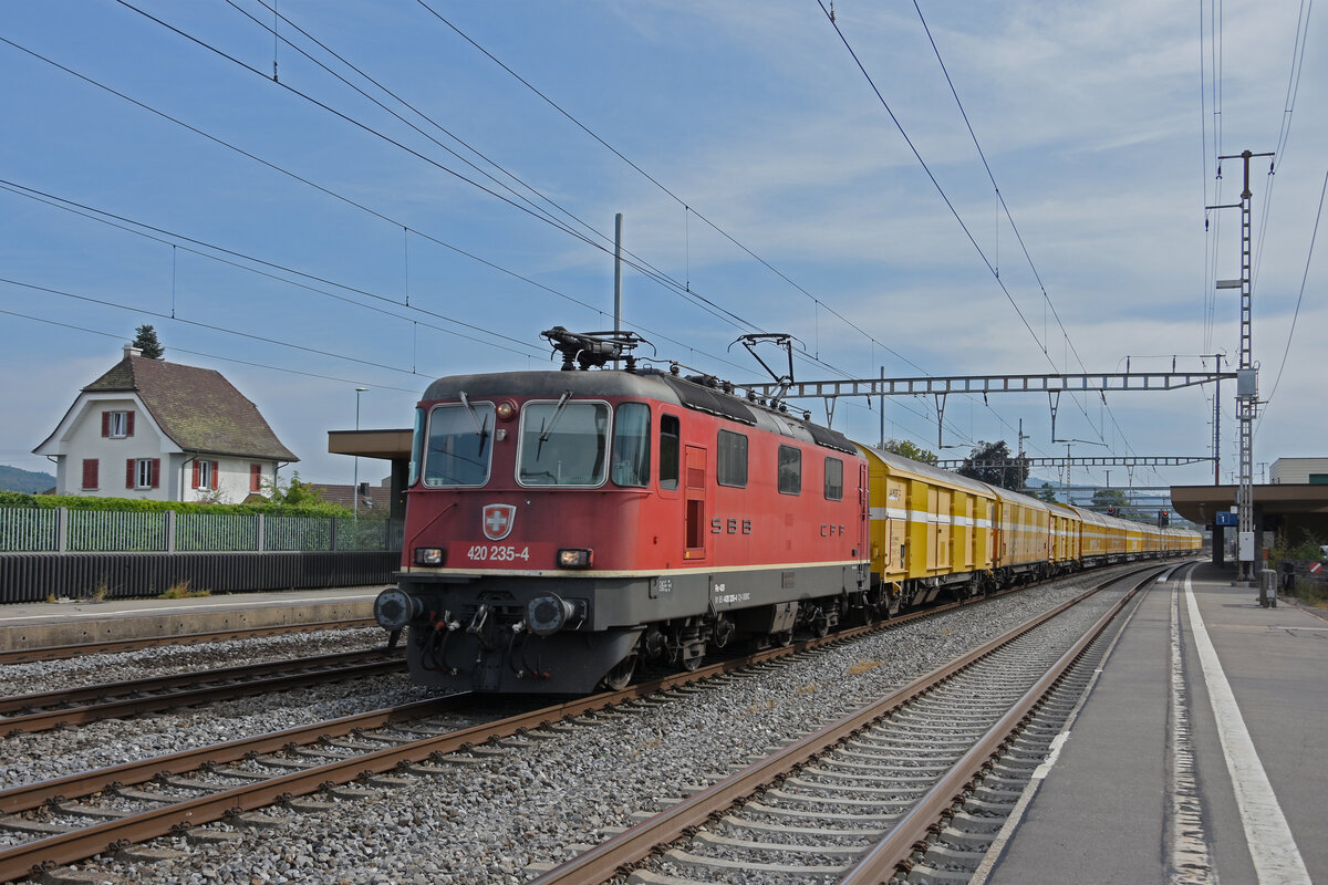Re 420 235-4 durchfährt den Bahnhof Rupperswil. Die Aufnahme stammt vom 07.09.2021.