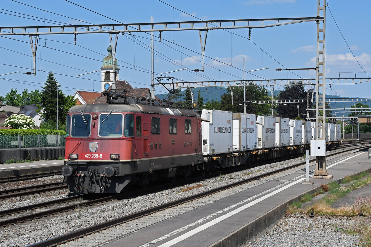 Re 420 238-8 durchfährt am 30.05.2023 den Bahnhof Rupperswil.