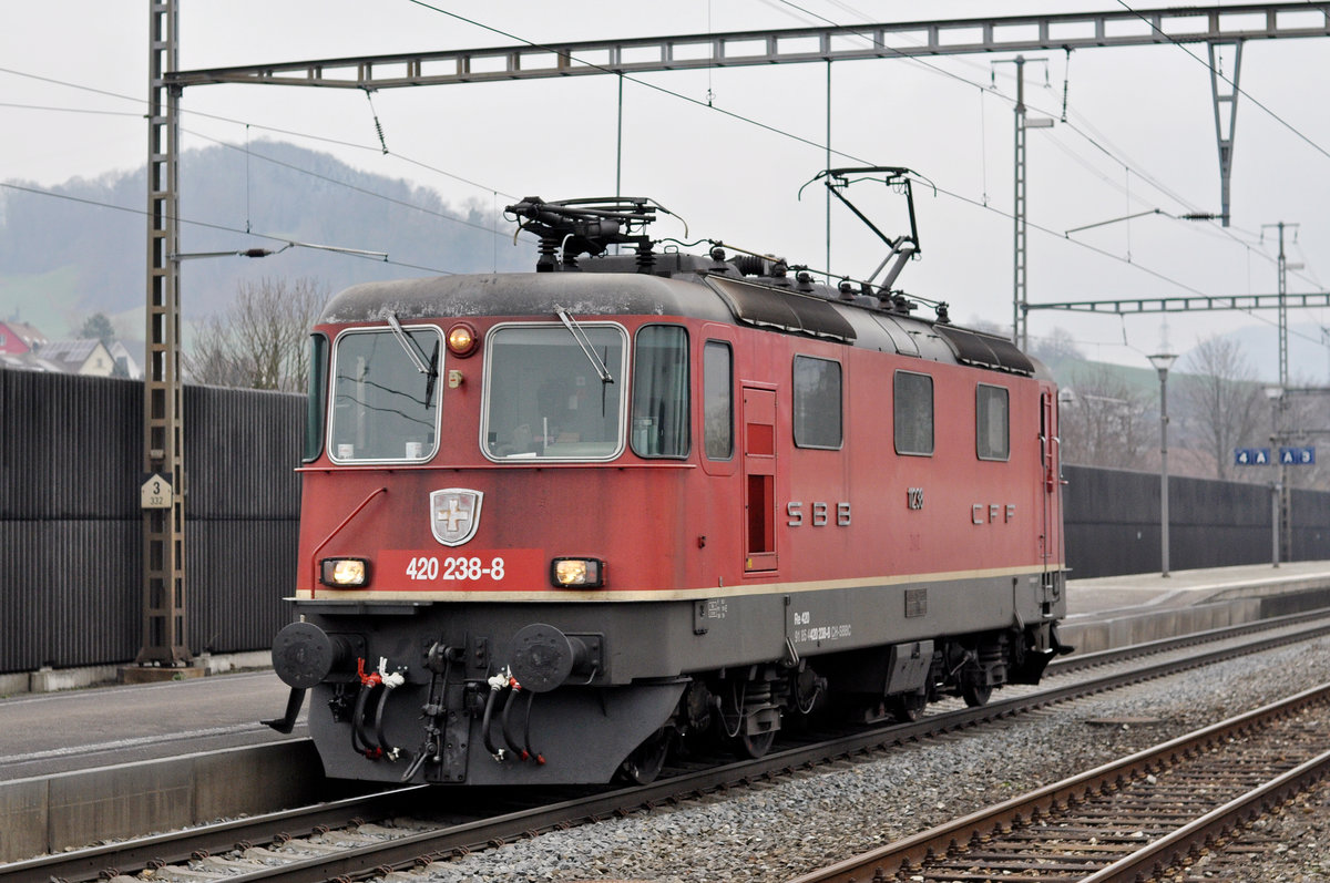 Re 420 238-8 durchfährt den Bahnhof Gelterkinden. Die Aufnahme stammt vom 19.02.2018.