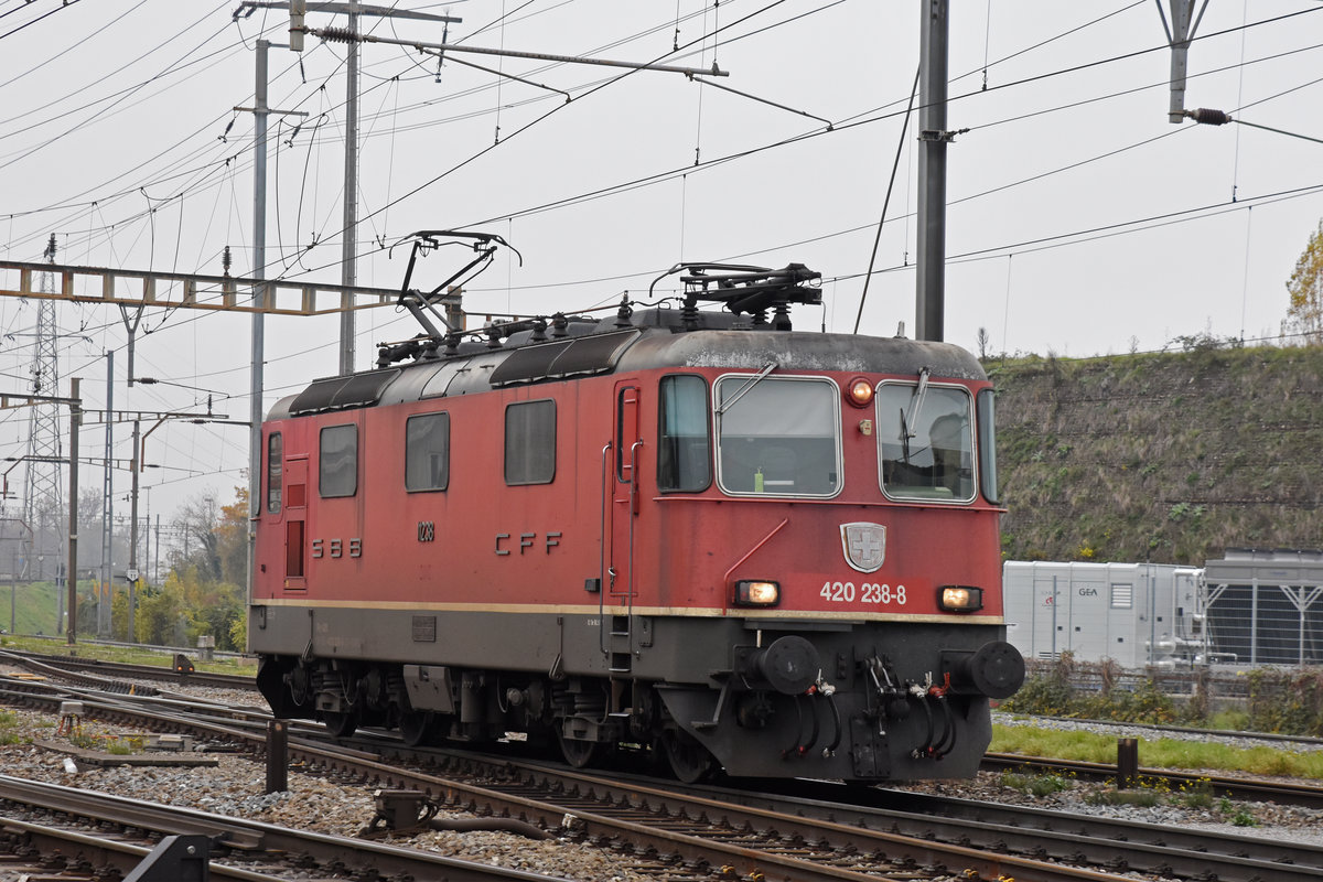 Re 420 238-8 durchfährt den Bahnhof Pratteln. Die Aufnahme stammt vom 20.11.2019.