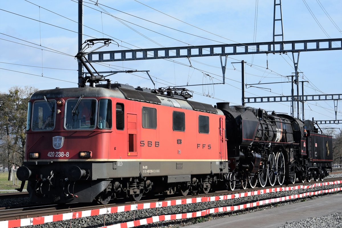 Re 420 238-8 überführt am 03.03.2019 die Dampflok 241-A-65 nach Oberburg in die BLS Werkstätte. Aufgenommen bei Wöschnau SO.