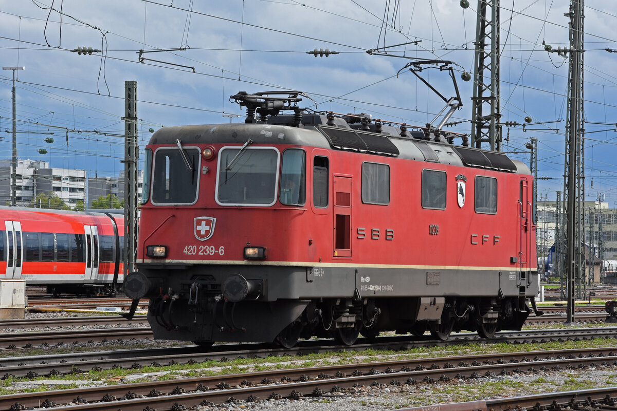 Re 420 239-6 durchfährt am 26.09.2022 solo den badischen Bahnhof.